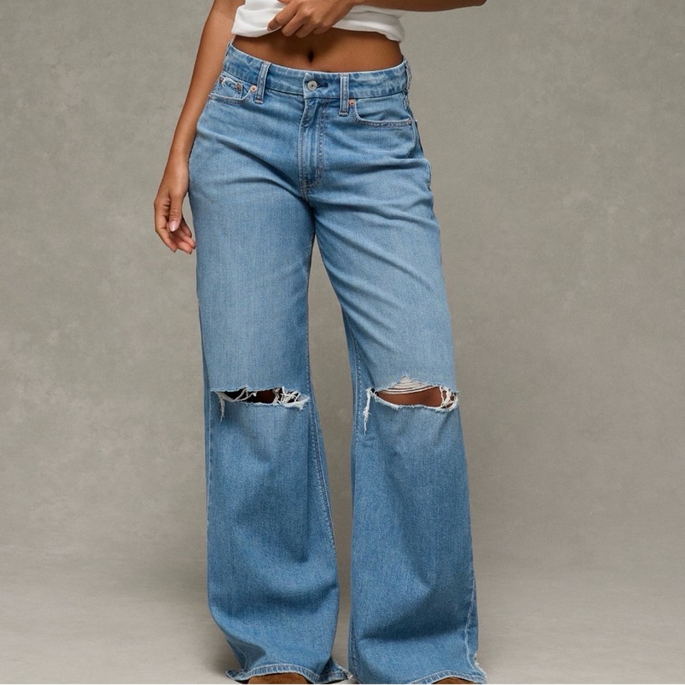 American Eagle Outfitters Light Blue Distressed Baggy Jeans